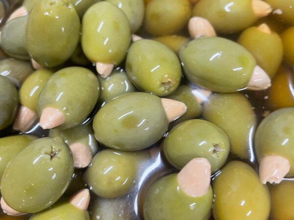 Olive verdi denocciolate in salamoia ripiene alla mandorla