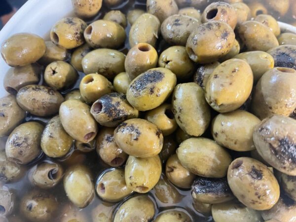 Olive verdi denocciolate grigliate con peperoni dolci e spezie aromatiche